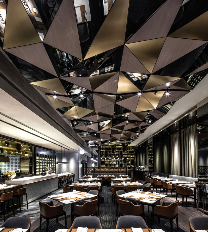 Городской ресторан в Гонг-Конге в стиле эклектика от дизайн-студии Kokaistudios